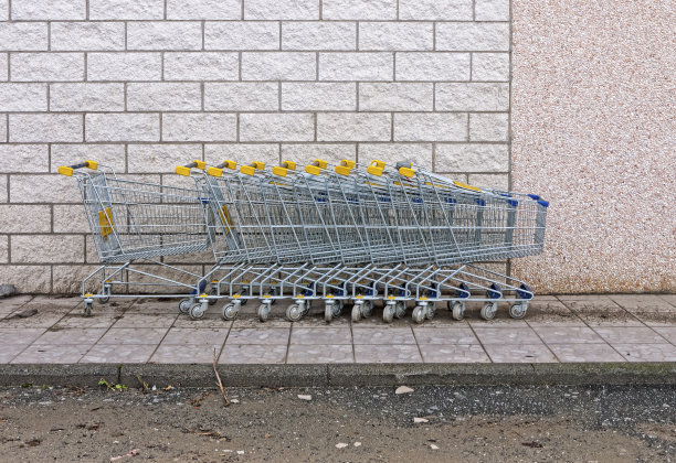 超市手推车靠墙图片下载