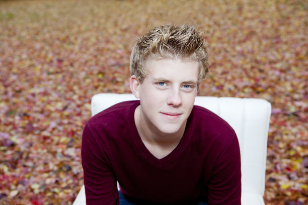 树叶中的少年图片下载