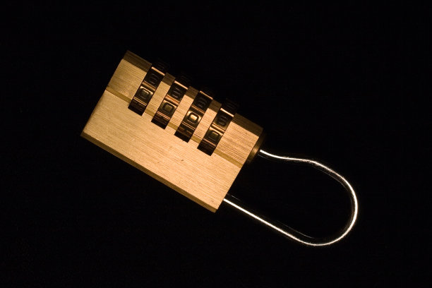 黑色天鹅绒上的组合锁图片下载