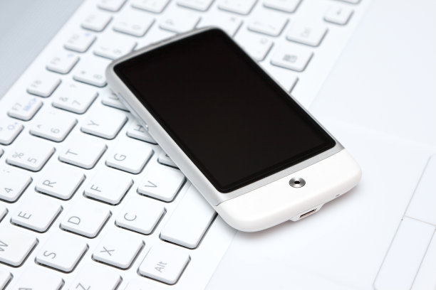 白色键盘上的智能手机图片下载