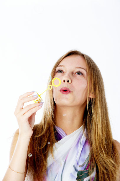 漂亮的肥皂泡女孩图片下载