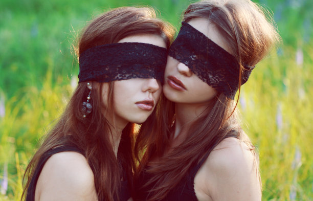 两个漂亮的女孩，眼睛上有黑眼圈图片下载