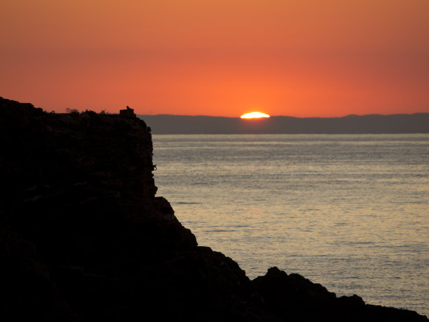 岩石剪影和日出图片下载
