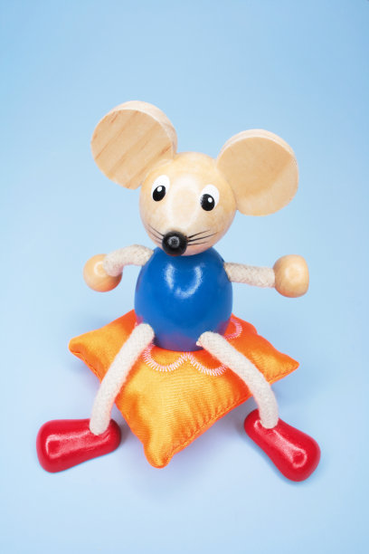 靠垫上的玩具鼠标图片下载