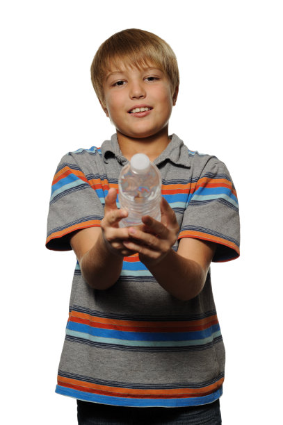 男孩向观众提供水图片下载