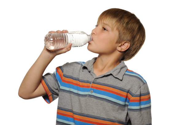 喝瓶装水的男孩图片下载