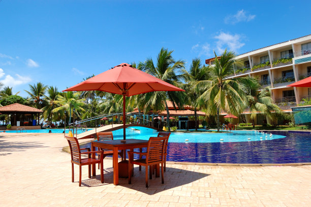 游泳池附近的户外餐厅的桌椅图片下载