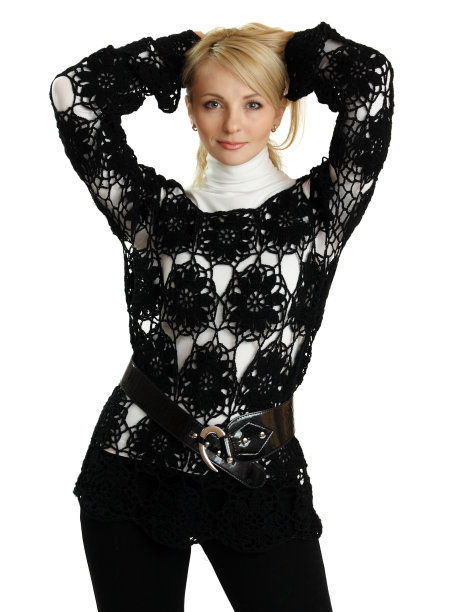 穿着黑色针织夹克的漂亮女孩。图片下载