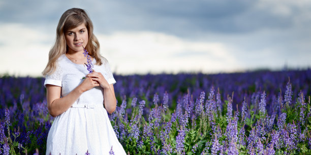 田野里的女人图片下载