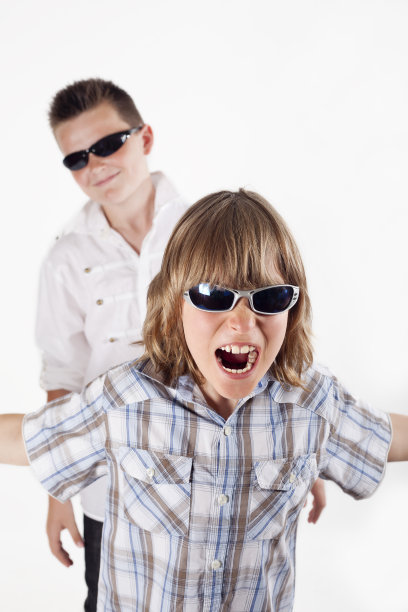 两个小男孩在微笑图片下载