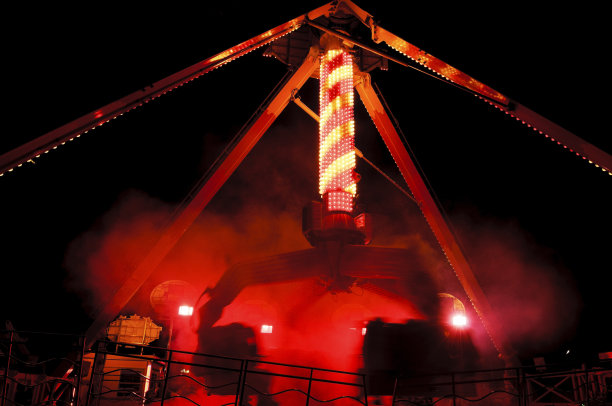 旋转木马在晚上图片下载