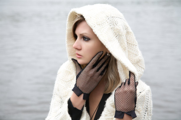 穿着针织连衣裙的沉思的女孩图片下载