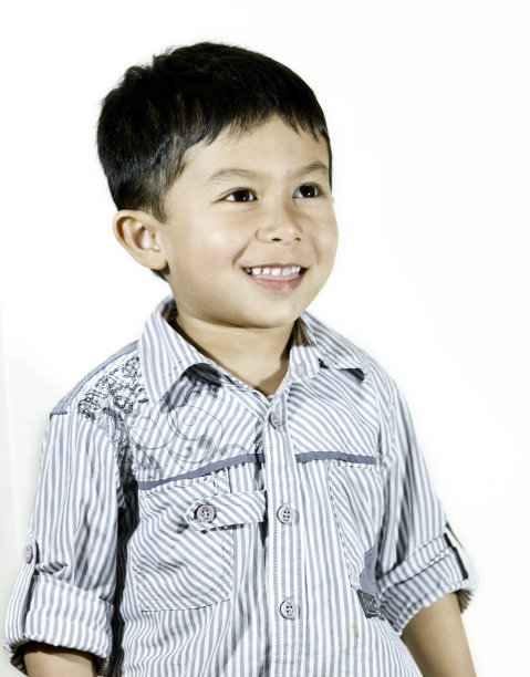真人:头肩亚洲小男孩微笑图片下载