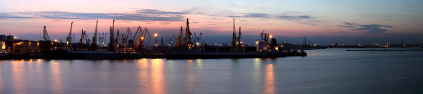 港口里几只起重机的剪影图片下载