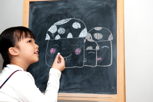 亚洲孩子画画图片下载