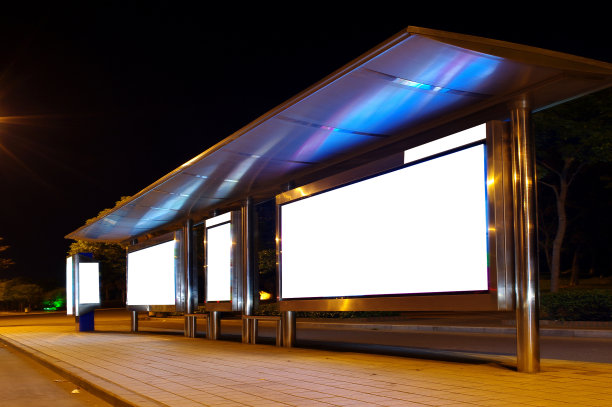 公共汽车站的空白广告牌图片下载