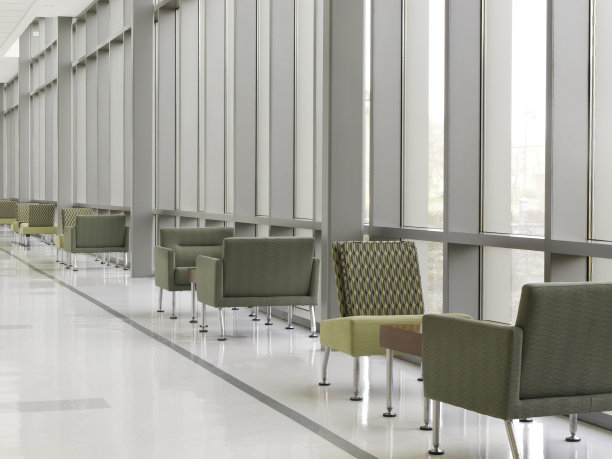 休息室里有几把椅子，旁边是落地窗图片下载