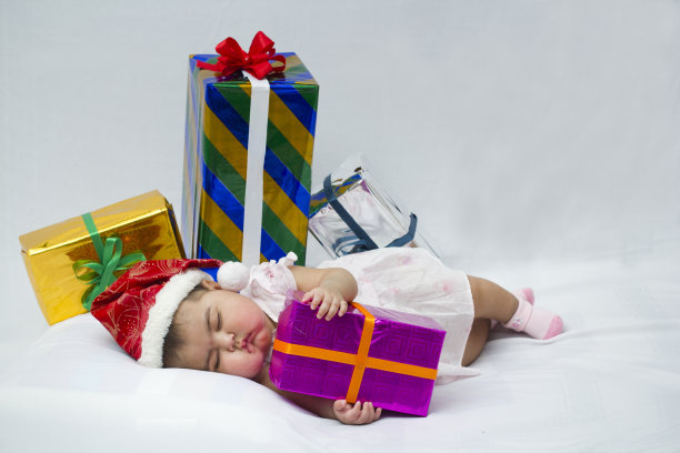 婴儿与圣诞礼物睡觉图片下载