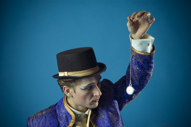 带着时钟的人图片下载