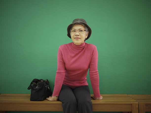 女士与绿墙图片下载