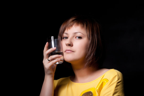 年轻女子拿着一杯水图片下载