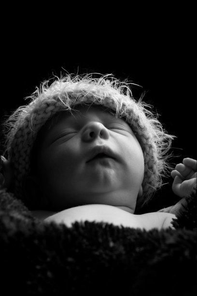 新生男婴B&W图片下载