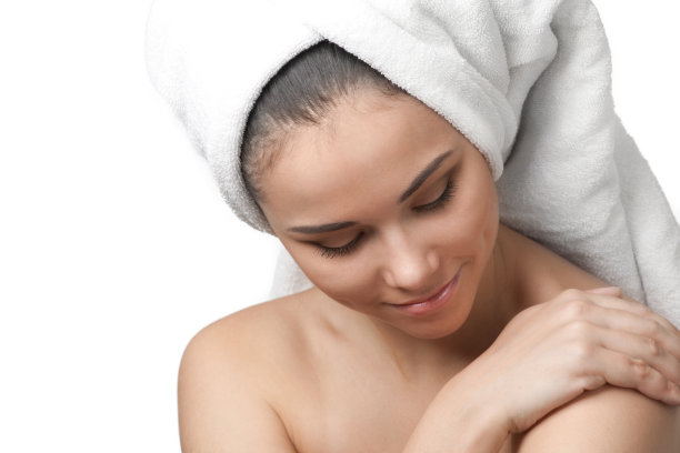 头上裹着毛巾的漂亮年轻女人图片下载