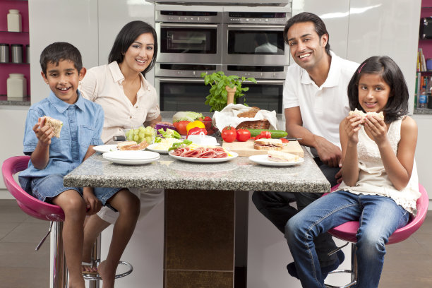 亚洲印度父母，孩子，家庭在厨房吃健康食品图片下载