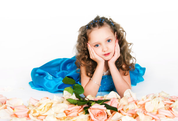 美丽的女孩躺在玫瑰花瓣中图片下载