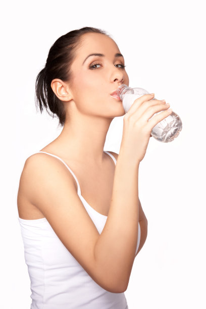 年轻漂亮的女孩拿着一瓶水图片下载