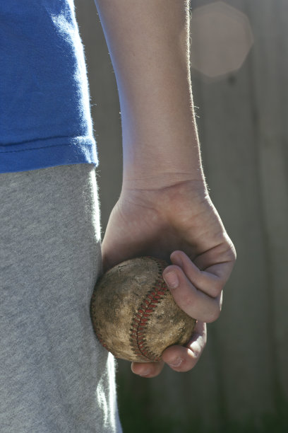 手里拿着用过的棒球图片下载