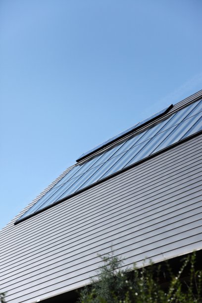 屋顶装有太阳能板图片下载