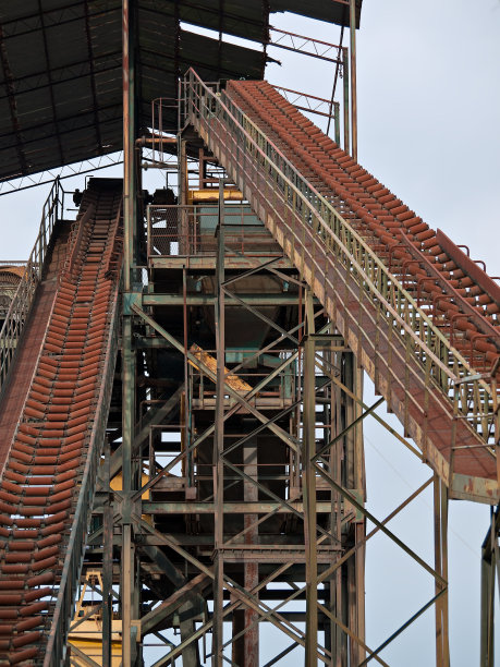 废弃的砾石工程-意大利图片下载