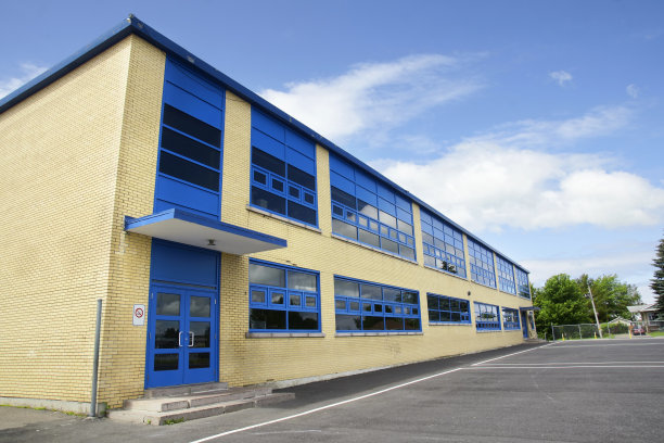 当地砖的学校图片下载