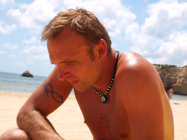 海滩上的年轻人图片下载