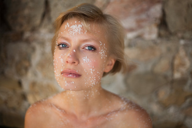 用盐画的女人图片下载