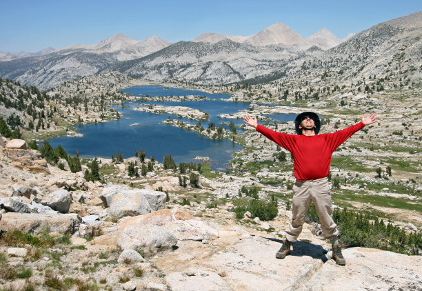 兴奋的徒步旅行者图片下载