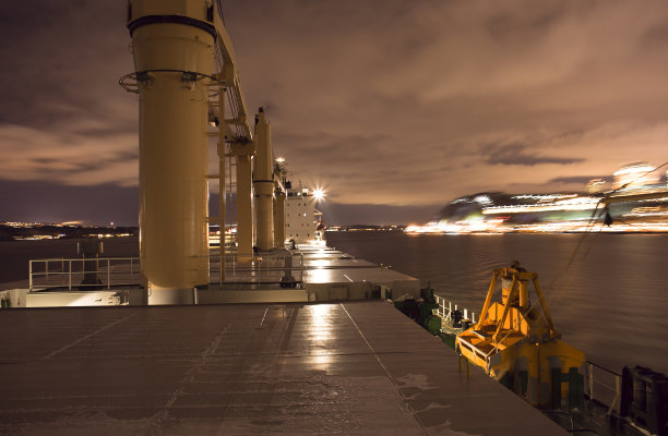 货船在夜间航行图片下载