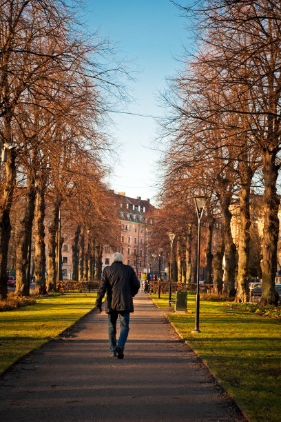 老人散步图片下载