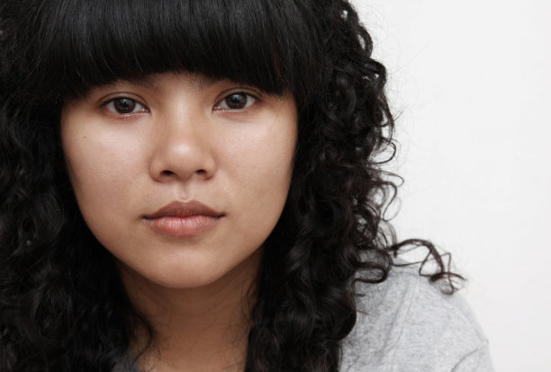 亚洲女性，卷发。图片下载