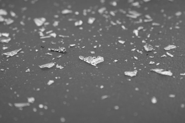 黑色表面上的碎玻璃碎片素材图片