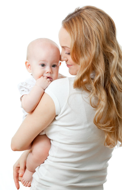 快乐的年轻母亲和婴儿在她的手中图片下载