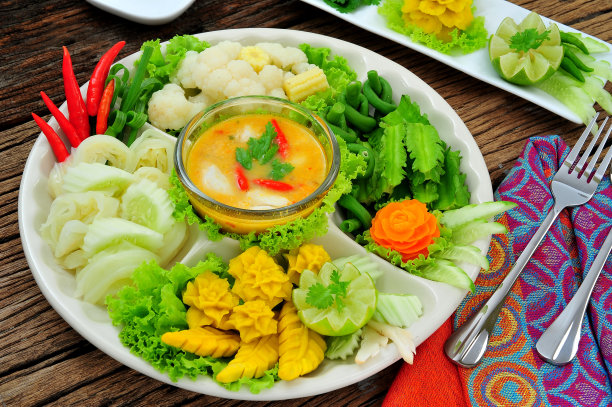 原汁原味的泰国菜，配上精心装饰的盘子图片下载