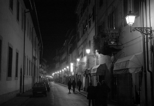比萨街之夜-黑与白图片下载