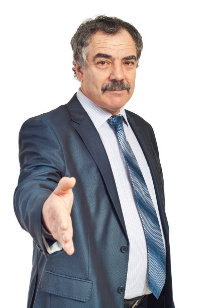 握手成熟的商人图片下载