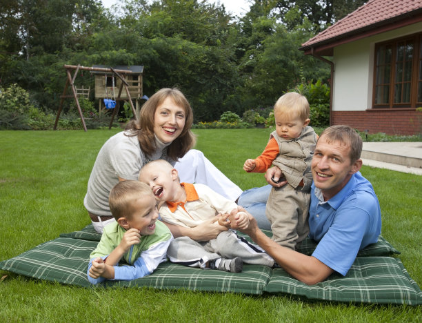 家庭野餐在花园里图片下载