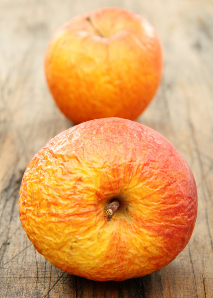 两个干瘪的苹果。图片下载