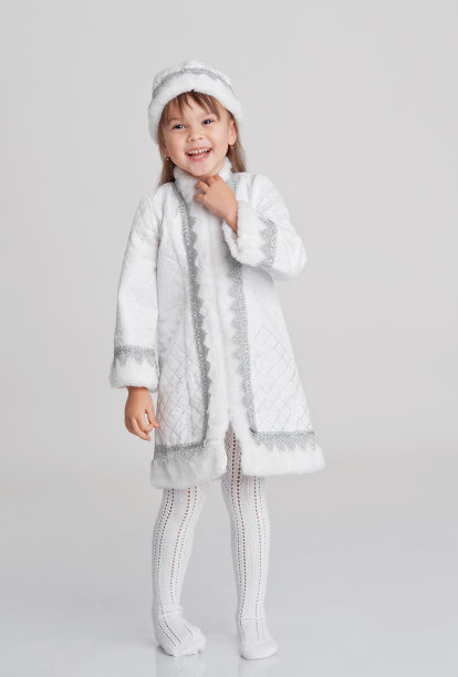 穿着白色毛皮大衣的可爱小女孩图片下载