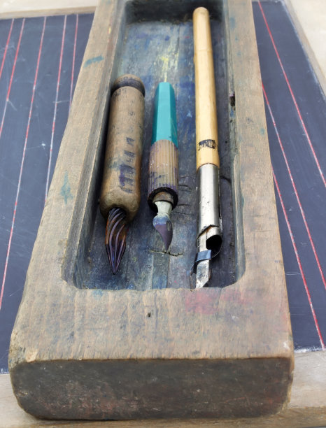 古董铅笔盒和钢笔图片下载