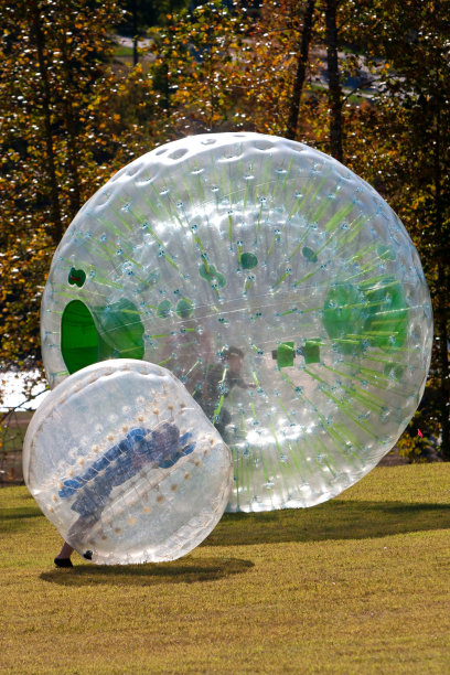 孩子们在大塑料球里滚动图片下载